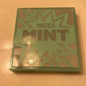 Huda beauty pastels mint eyeshadow pallet